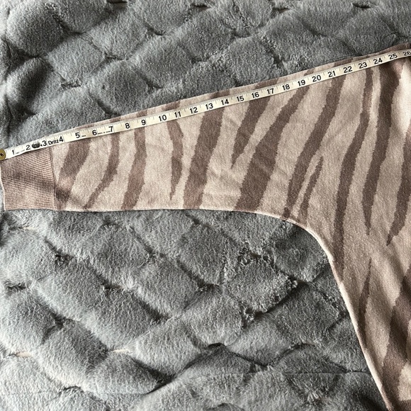 TAHARI Sweater Women's Beige Zebra Print Crew Neck Pullover Large - Picture 8 of 14